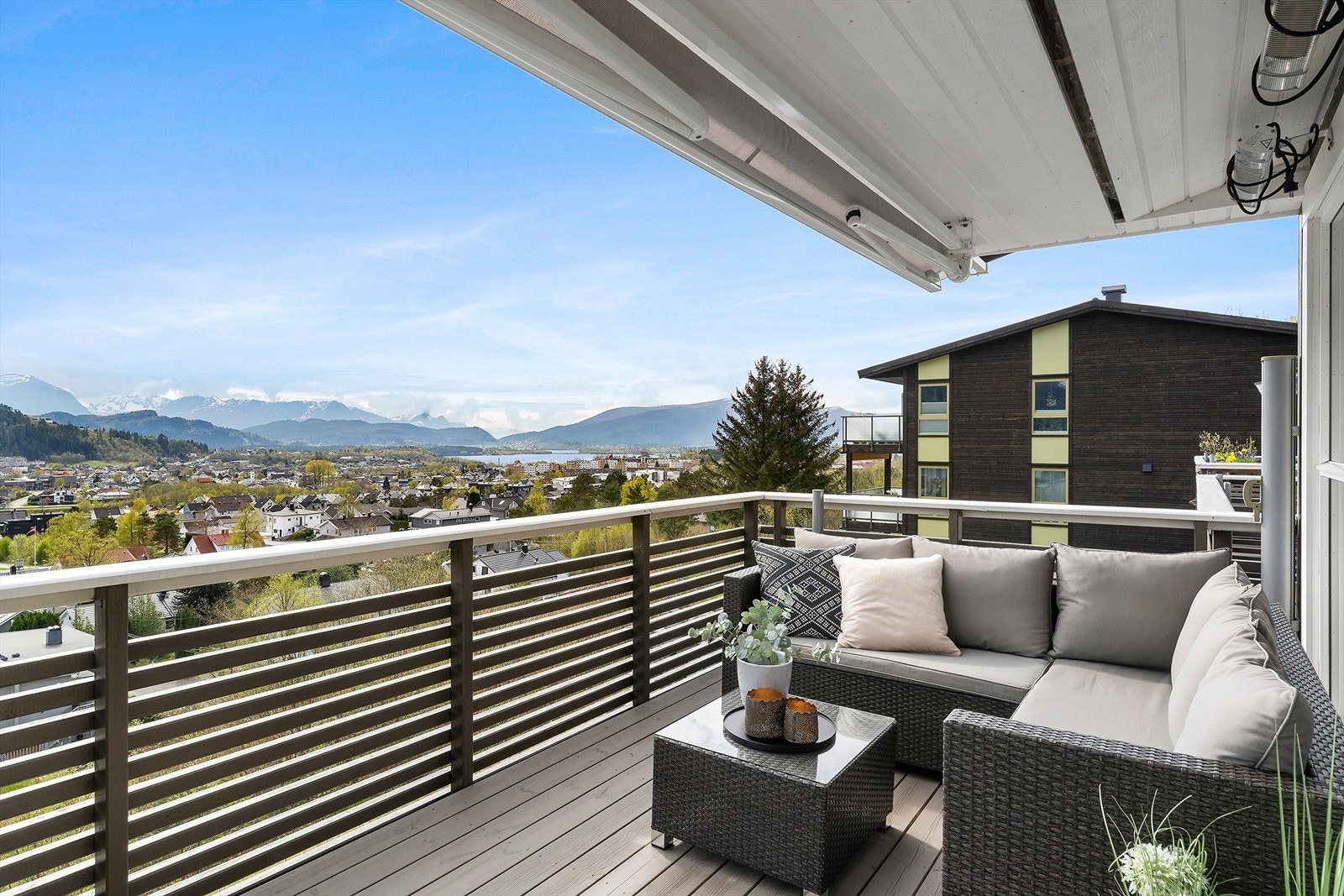 En moderne og tiltalende 3-roms leilighet med sydvendt veranda, parkeringsplass i carport med elbillader Galleribilde