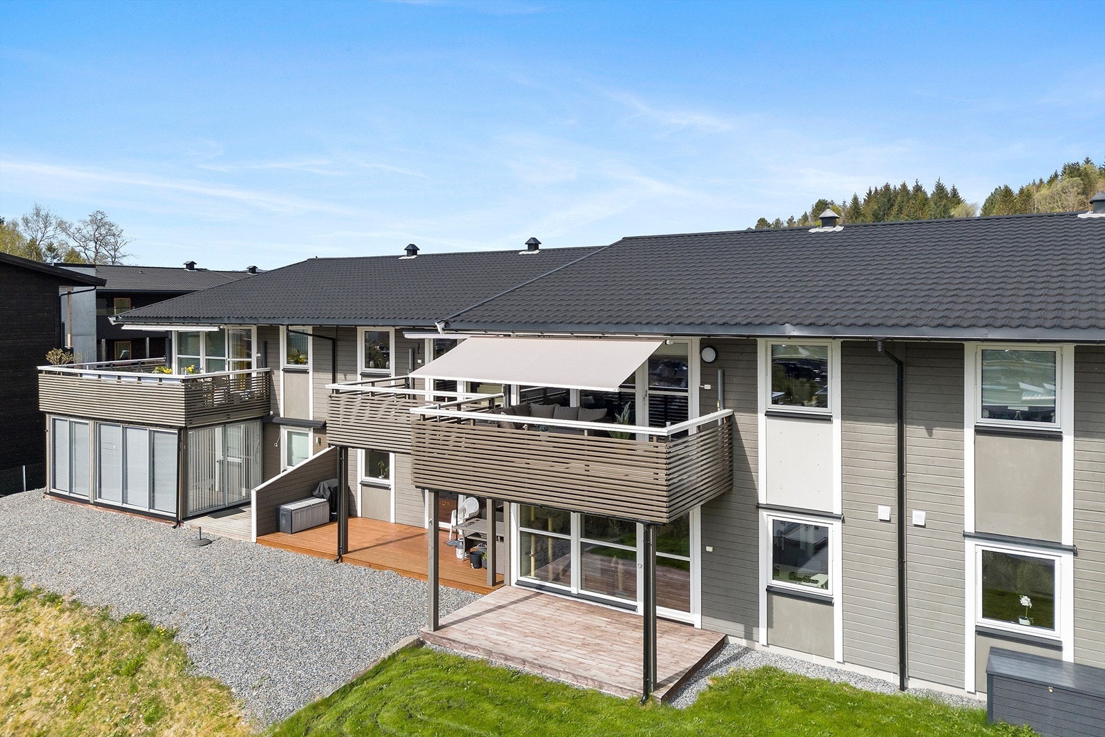 Leiligheten er beliggende i 2. etasje. Selger har i tillegg til markise, montert opp levegger som skjermer for både vind og innsyn. I følge selger treffer solen ca 08 - 20 om sommeren, fordelt på de to uteplassene Galleribilde