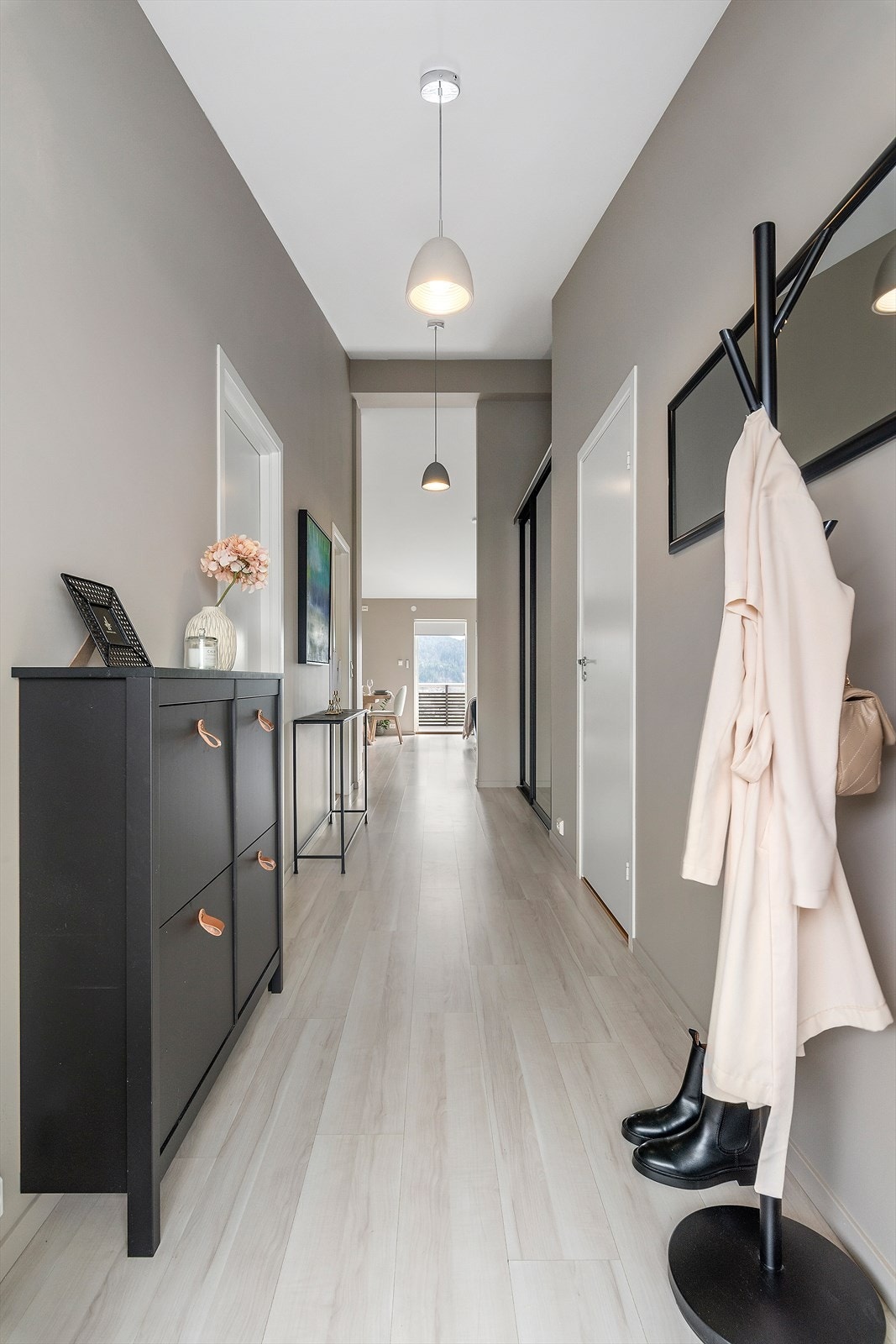 Velkommen inn! I entréen er det og veggfestet skoskap som medfølger Galleribilde