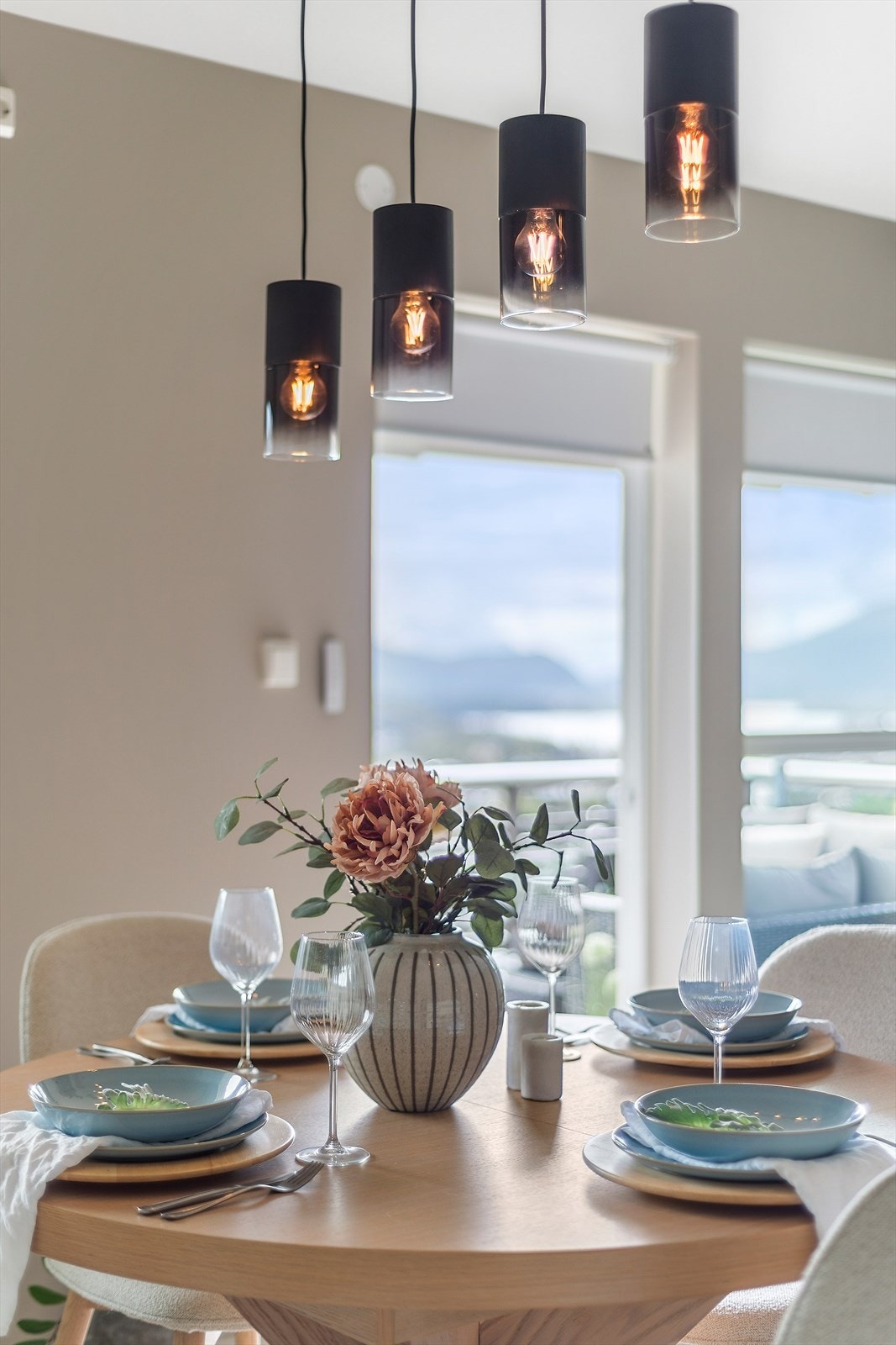 Spisebordets plassering med nydelig utsyn mot Sunnmørsalpane Galleribilde