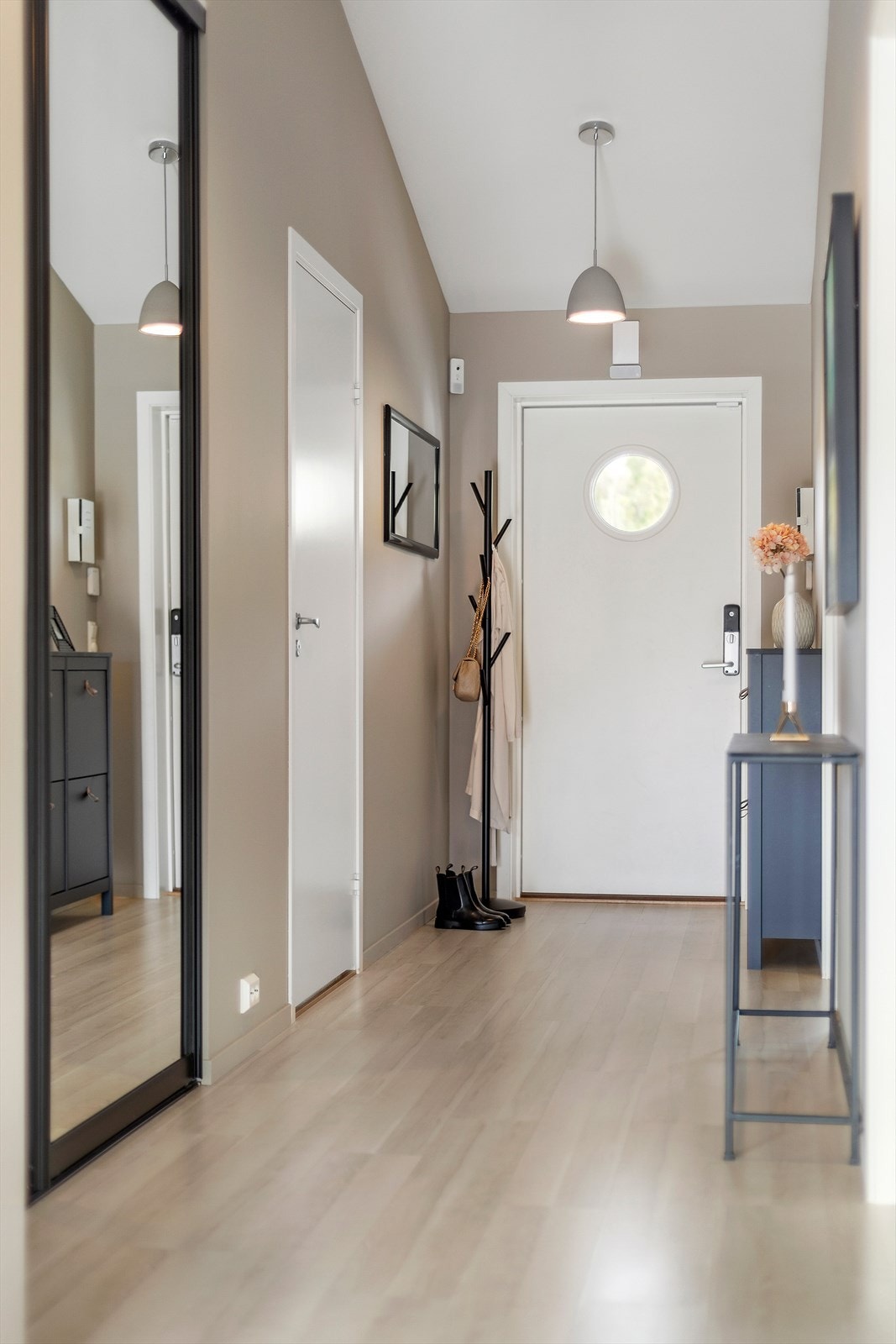 Trivelig entré, som gir et godt førsteinntrykk! Se skyvedørsgarderoben i gang, hvor en kan skjule ytterklær og sko Galleribilde