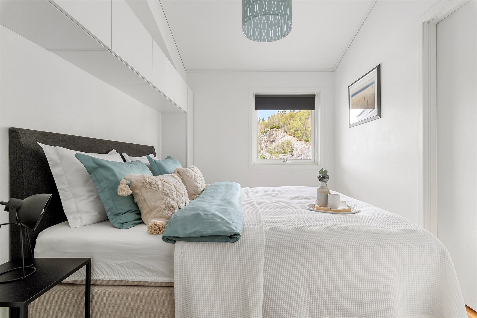 Hovedsoverommet måler 9m² med god plass til dobbeltseng. Soveromsvinduet vender mot nord og inngangspartiet Galleribilde