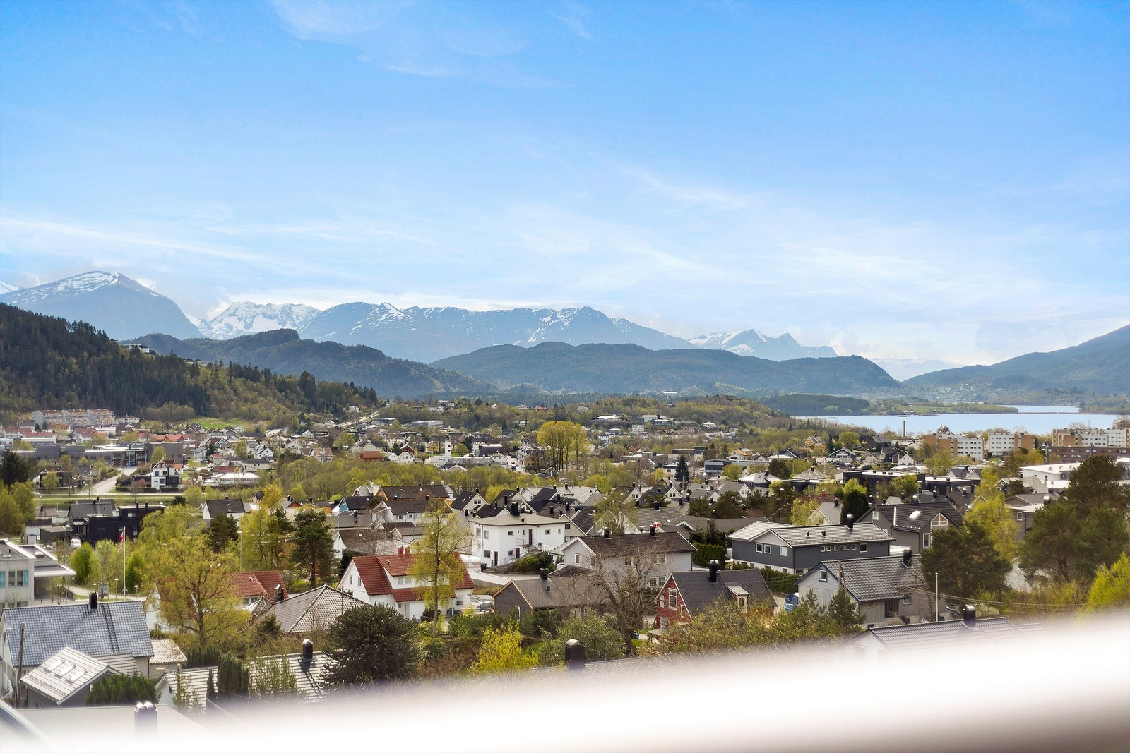 Vakker utsikt mot Sunnmørsalpane og glimt av sjøen. De gode solforholdene og utsikten er noe av det selger setter mest pris på! Galleribilde