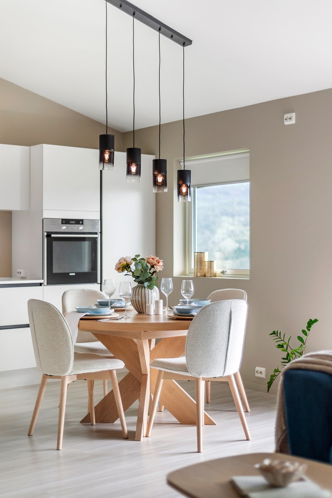 Videre inn mot kjøkken er det i dag møblert med en koselig spisegruppe. Leiligheten er tilknyttet vannbåren gulvvarme Galleribilde