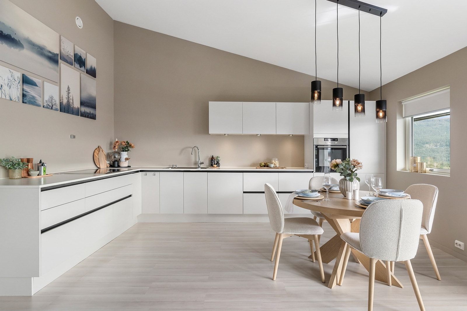 Nydelig kjøkkeninnredning med mye benkeplass og godt med oppbevaringsmuligheter! Innredningen er fra HTH, med integrerte hvitevarer. Skråtaket gir et fantastisk romfølelse, og er målt til 3,87 på det høyeste Galleribilde