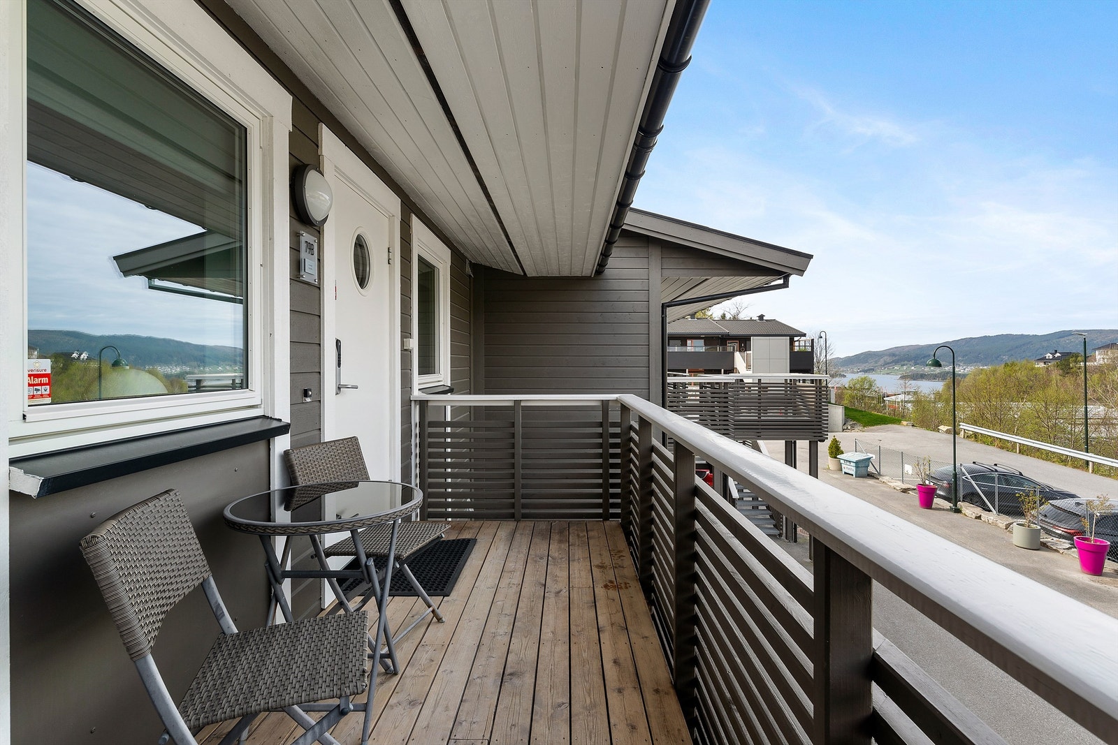 Leilighetens inngangsparti vender mot nord, og kan fint benyttes som en egen veranda, hvor morgensolen titter frem Galleribilde