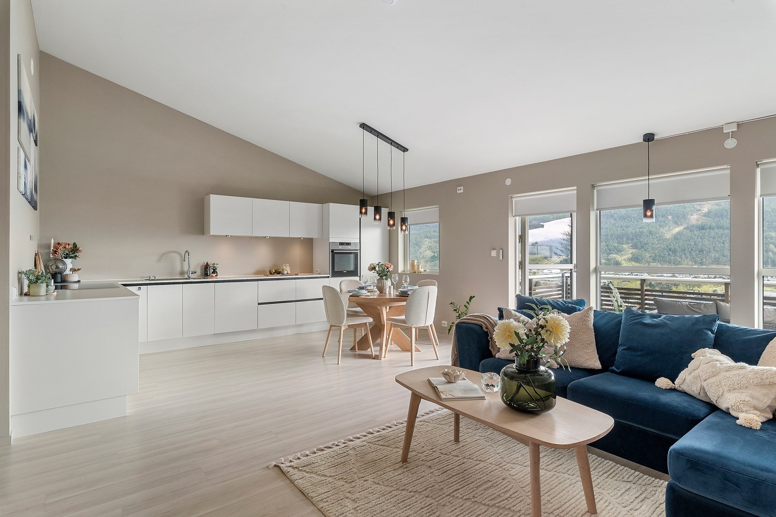 Inste Holen 79B presenteres av Krogsveen v/eiendomsmegler Robert T. Iversen Galleribilde