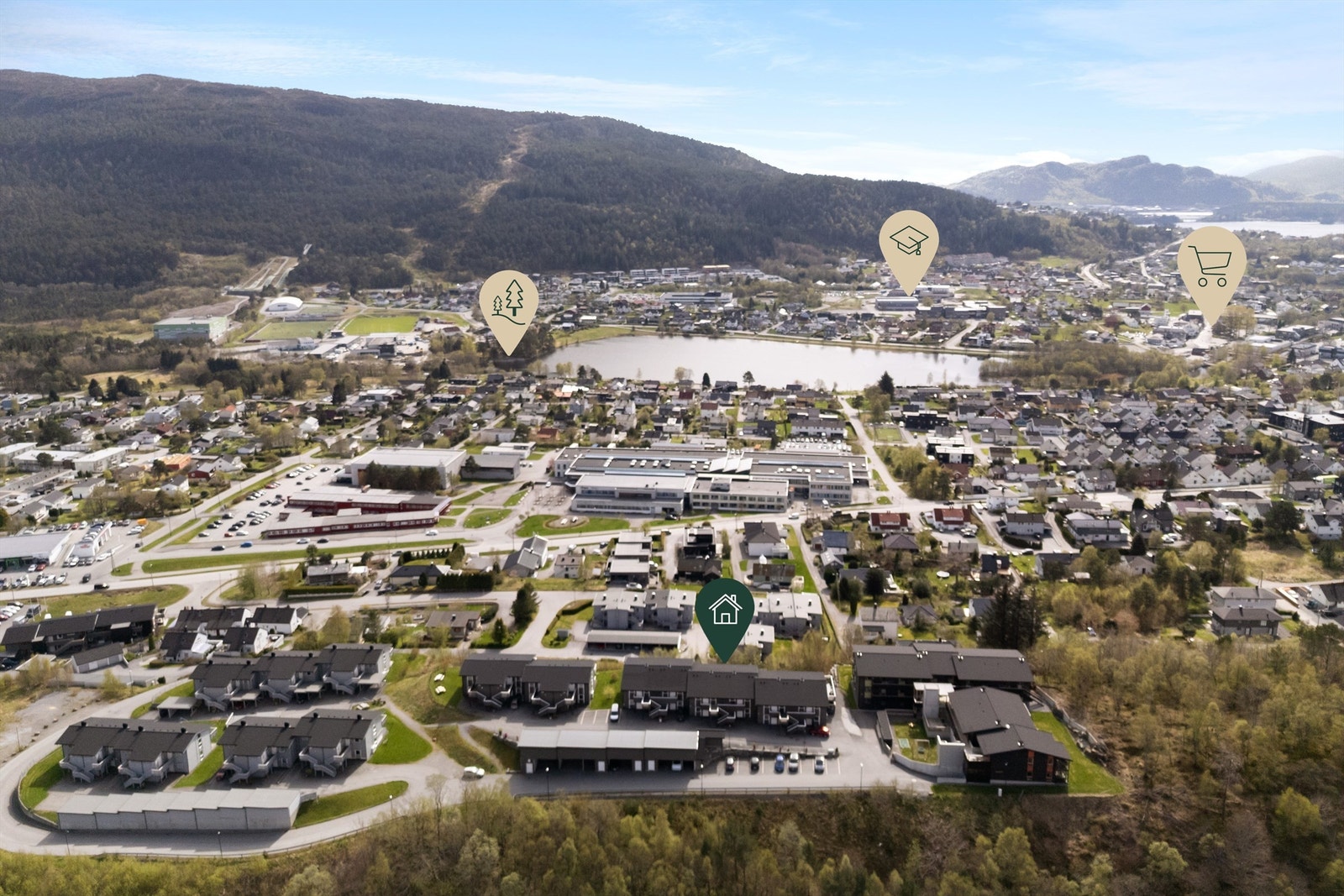 Borettslaget ligger høyt i terrenget og har nydelig utsikt og gode solforhold. Fra eiendommen er det kort veg til Amfi Moa, turmuligheter, dagligvarebutikk og næringsvirksomheter i Breivika Galleribilde