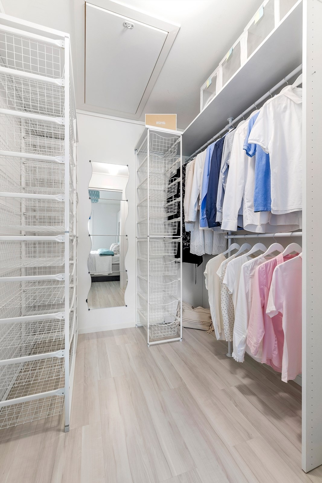 Fra hovedsoverom er det adkomst til walk-in-garderobe med hyller og oppheng og kurvsystem fra Leba. Takluke opp til kaldtloft med oppbevaringsmuligheter Galleribilde