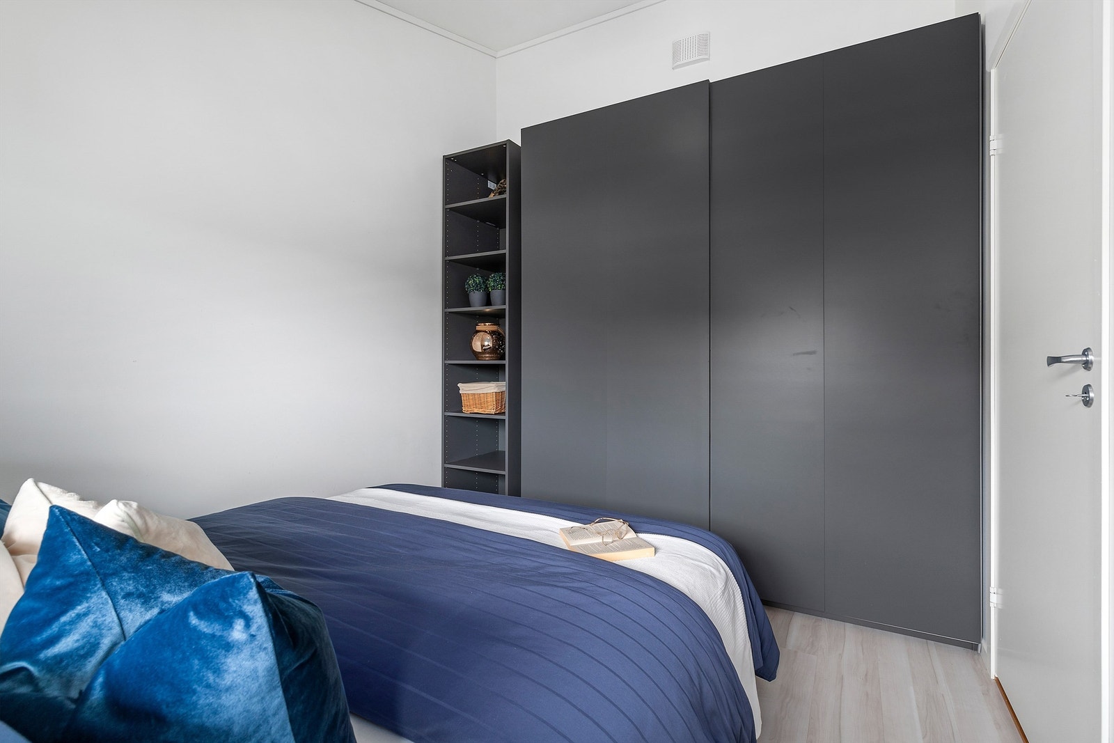 Godt med oppbevaringsplass i dobbelt garderobeskap, i tillegg til hylleseksjon Galleribilde