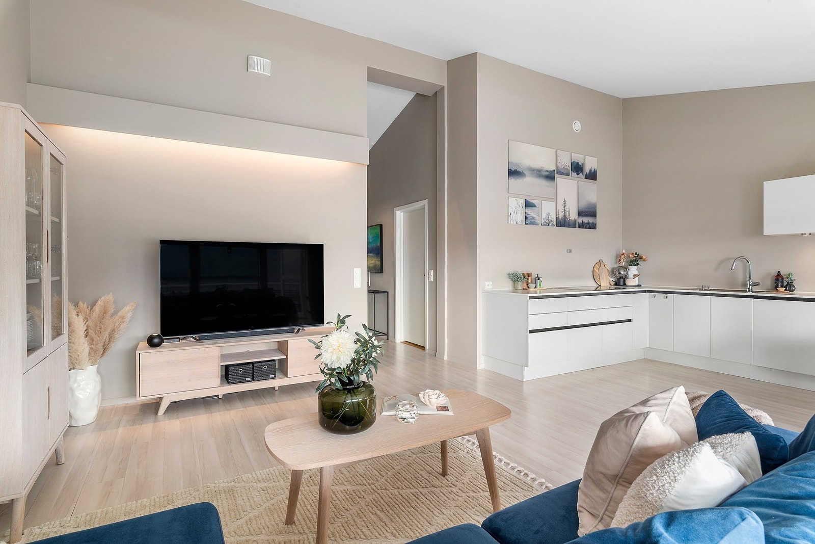 Fra entréen kommer man inn et lekkert åpent stue-kjøkkenrom på 36m² hvor kjøkken, spiseplass og stue sammenføyer seg på en sømløs måte Galleribilde