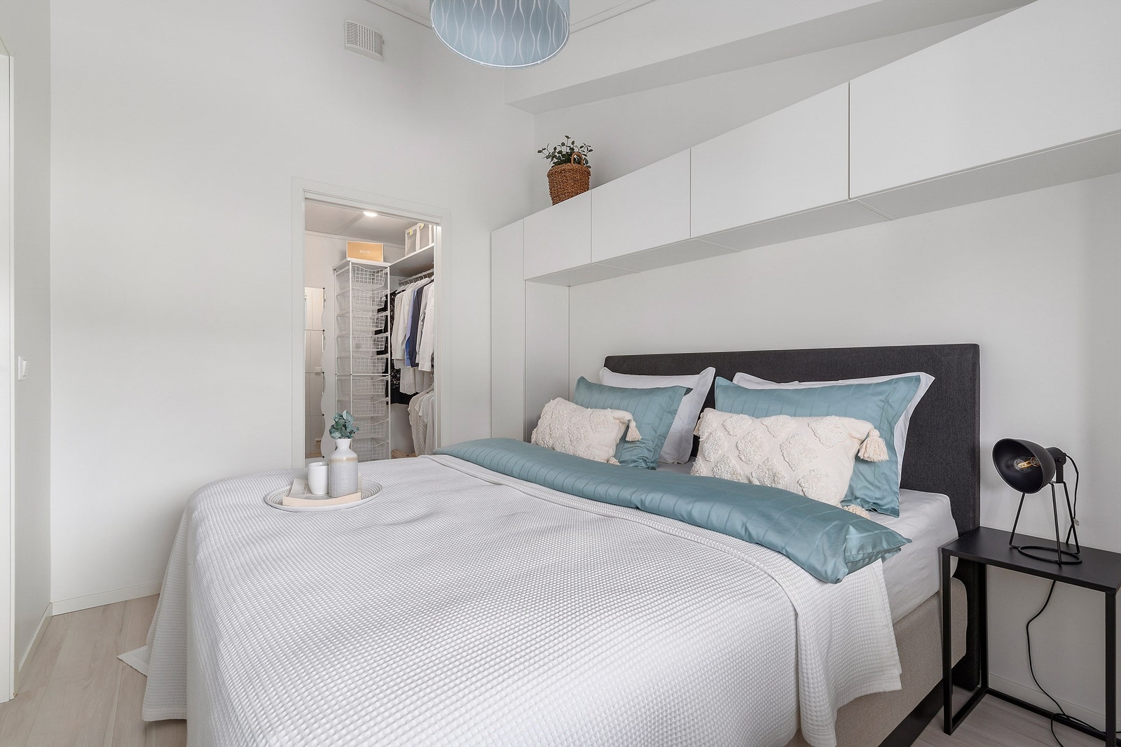 I 2021 fikk selger laget til plassbygde skap på mål, noe som gir en fin omramming rundt sengen Galleribilde