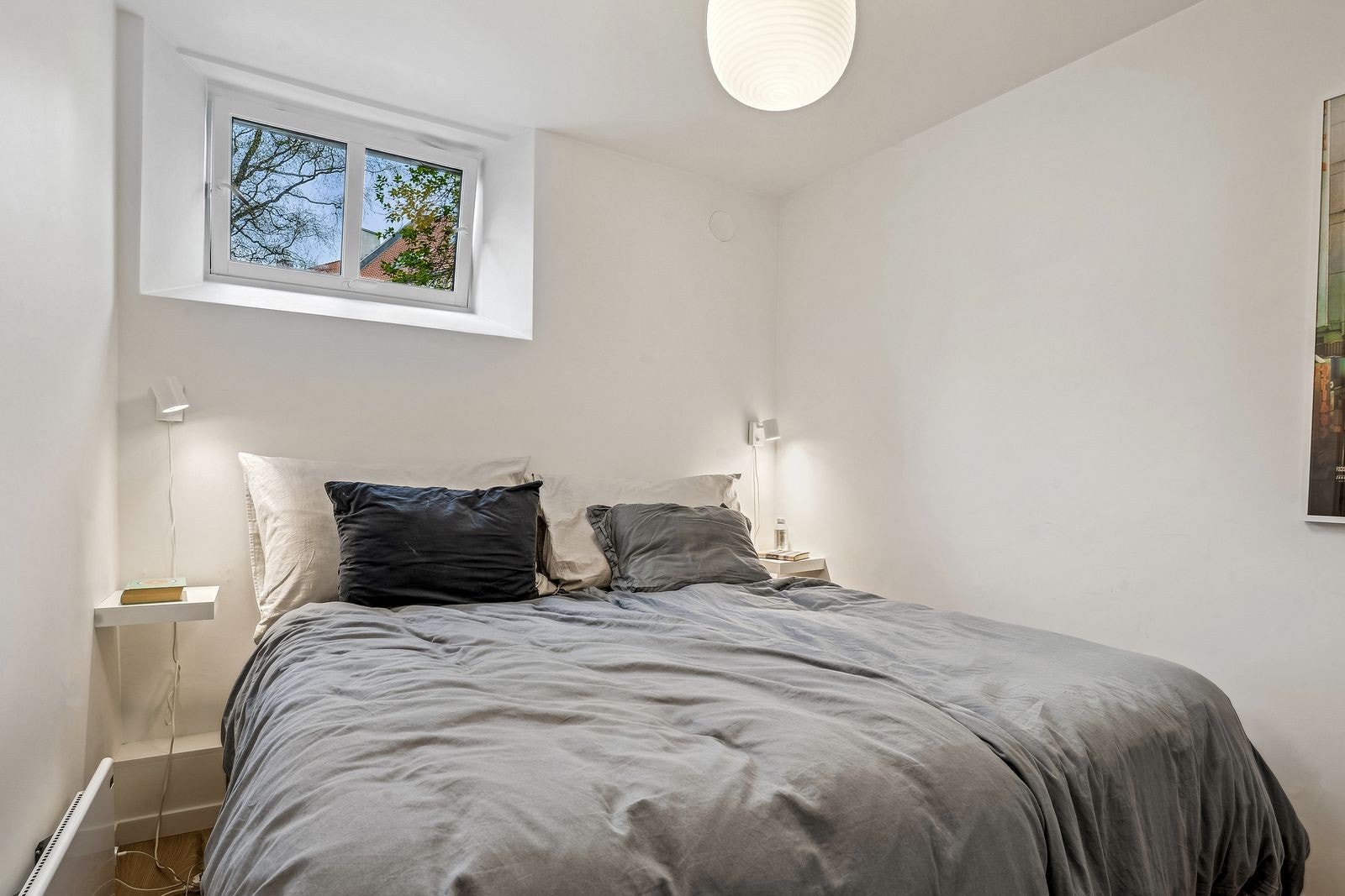 Et av to soverom beliggende i underetasjen Galleribilde