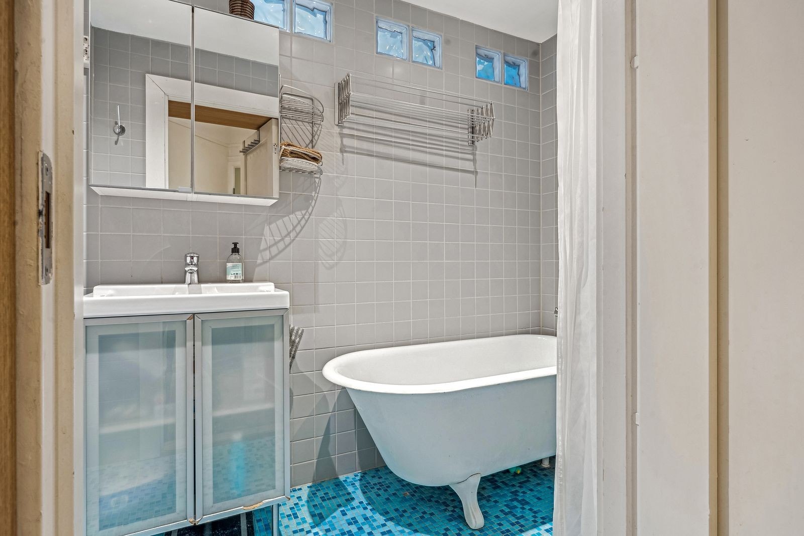 Bad - opplegg for vaskemaskin til venstre i bildet (bak dør). Galleribilde