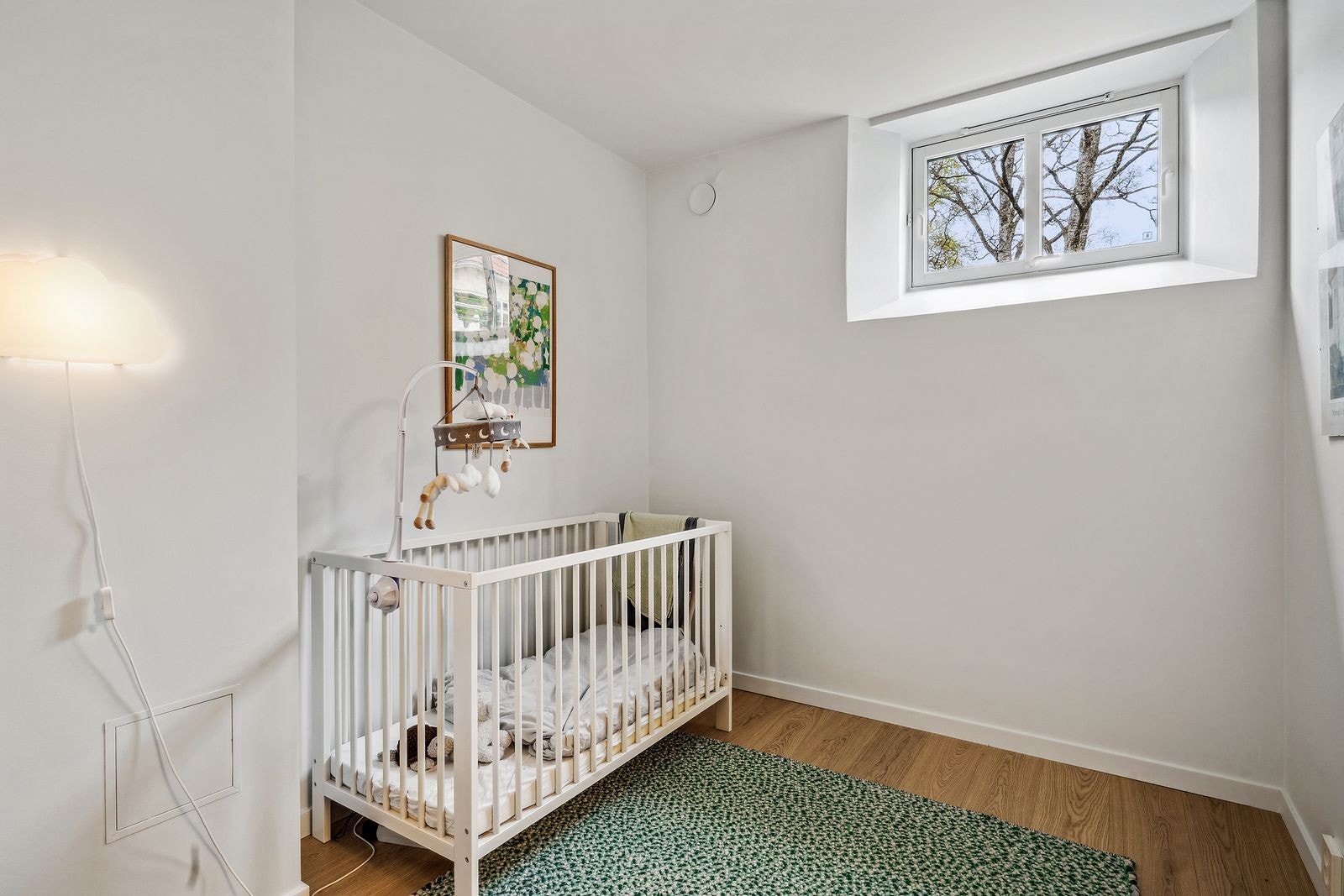 Et av to soverom beliggende i underetasjen Galleribilde