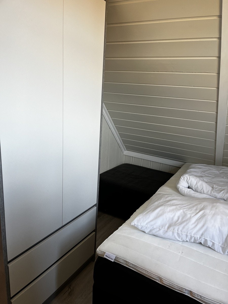 Skap og dobbelt seng Galleribilde