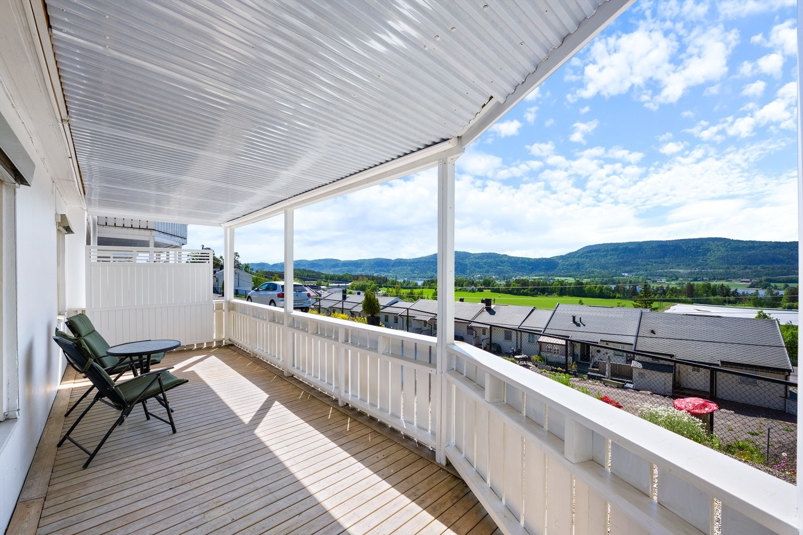 Stor uteplass i forbindelse med inngangspartiet. Galleribilde