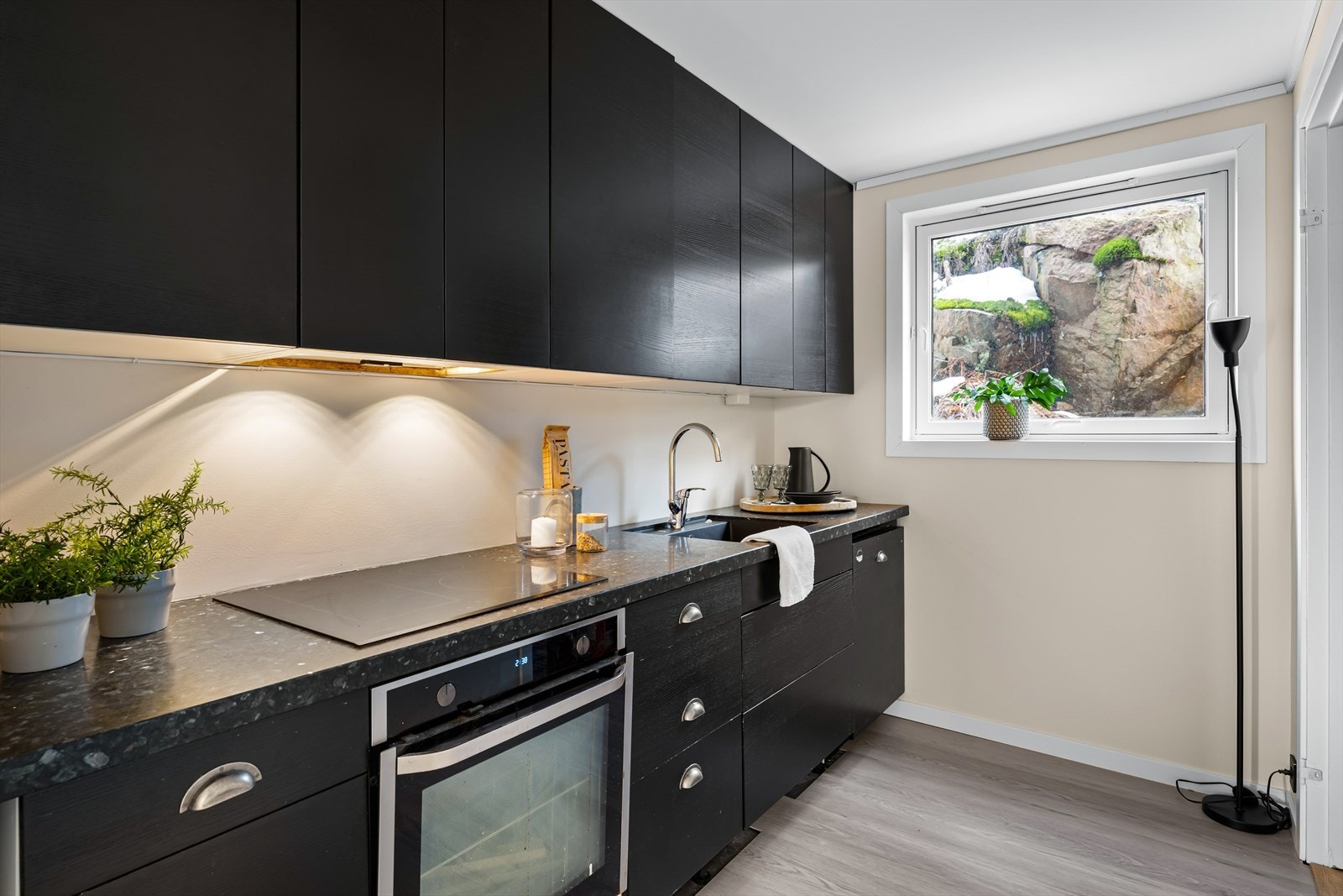 Pent kjøkken med plass for komfyr, platetopp og oppvaskmaskin. Galleribilde