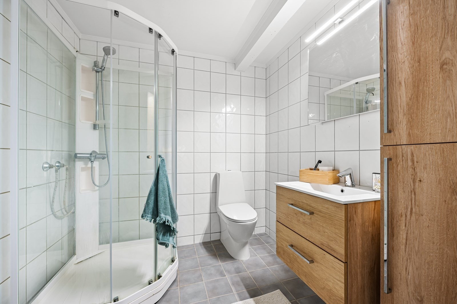 Pent og moderne bad med flislagte gulv og vegger. Galleribilde