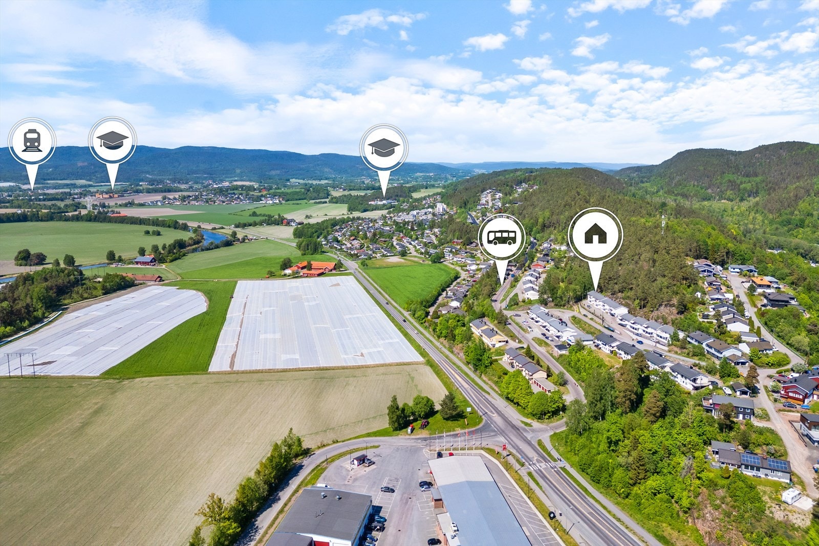 Leiligheten ligger barnevennlig til med kort vei det meste man trenger i hverdagen. Galleribilde