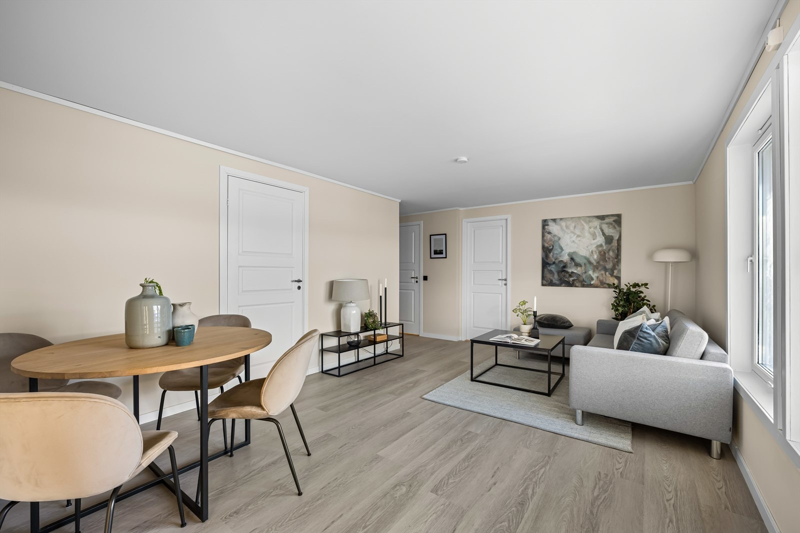 Stuen er enkel å møblere i flere soner. Galleribilde