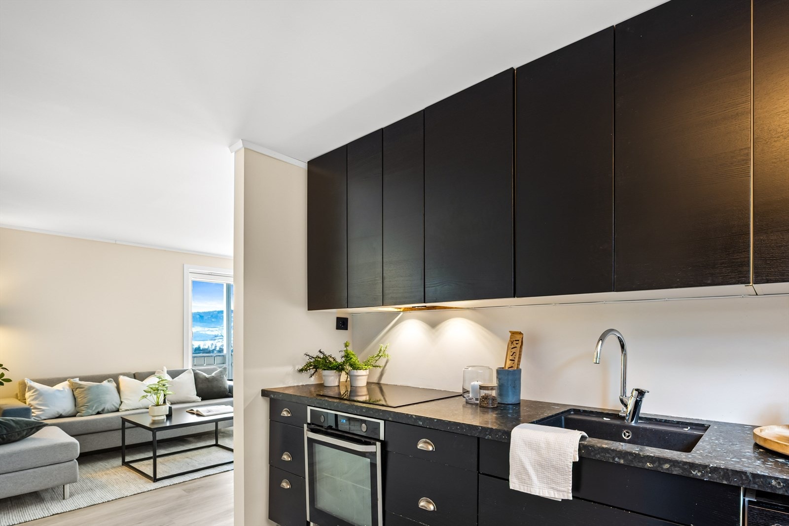 Bilde av kjøkken før oppvaskmaskin ble skiftet. Galleribilde