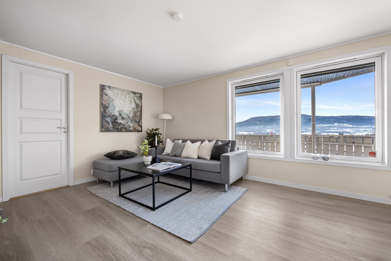 Store vindusflater sikrer godt, naturlig lys. Galleribilde