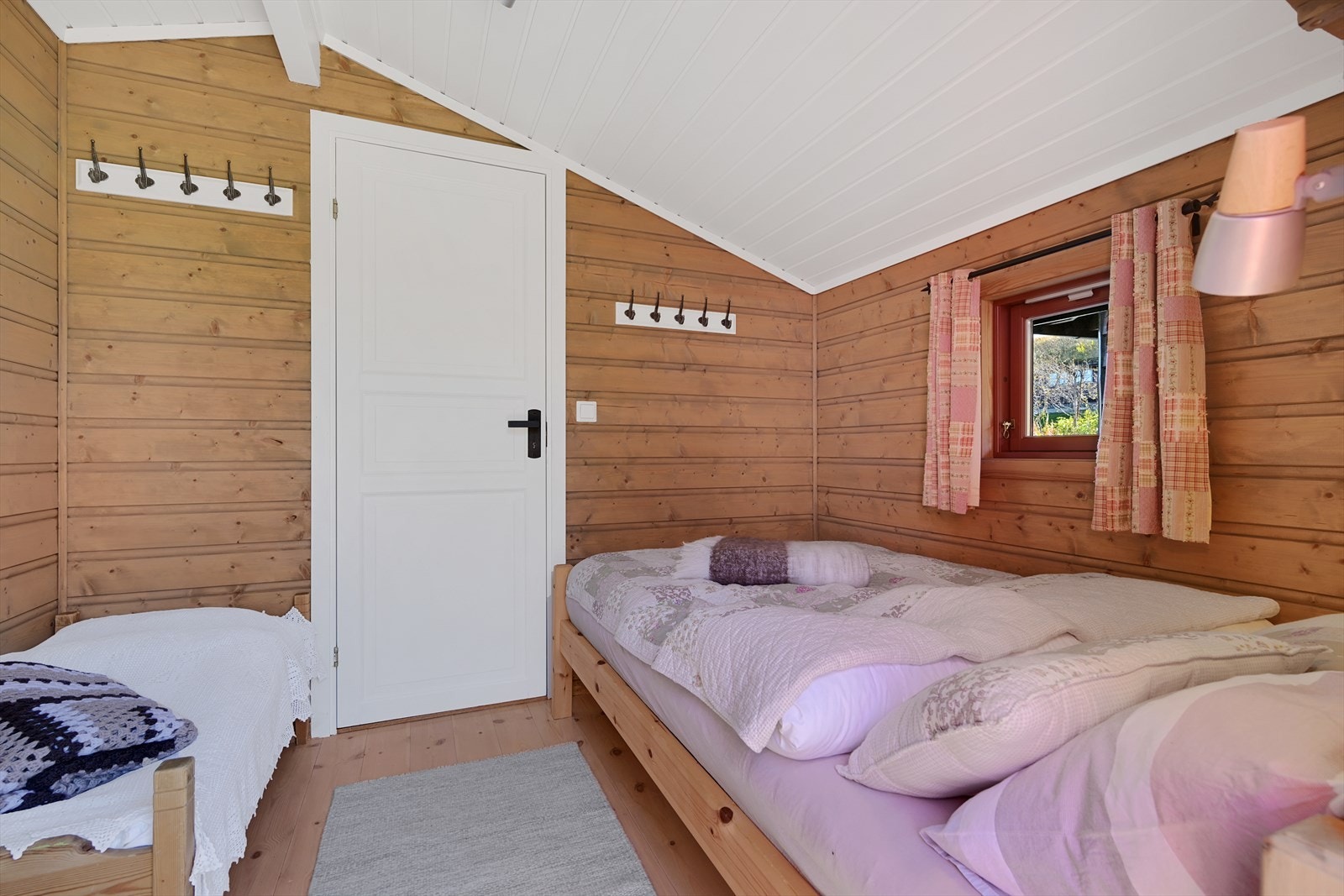 Bruksendringen fra bod til soverom er søkt om, og godkjent, av kommunen. Galleribilde