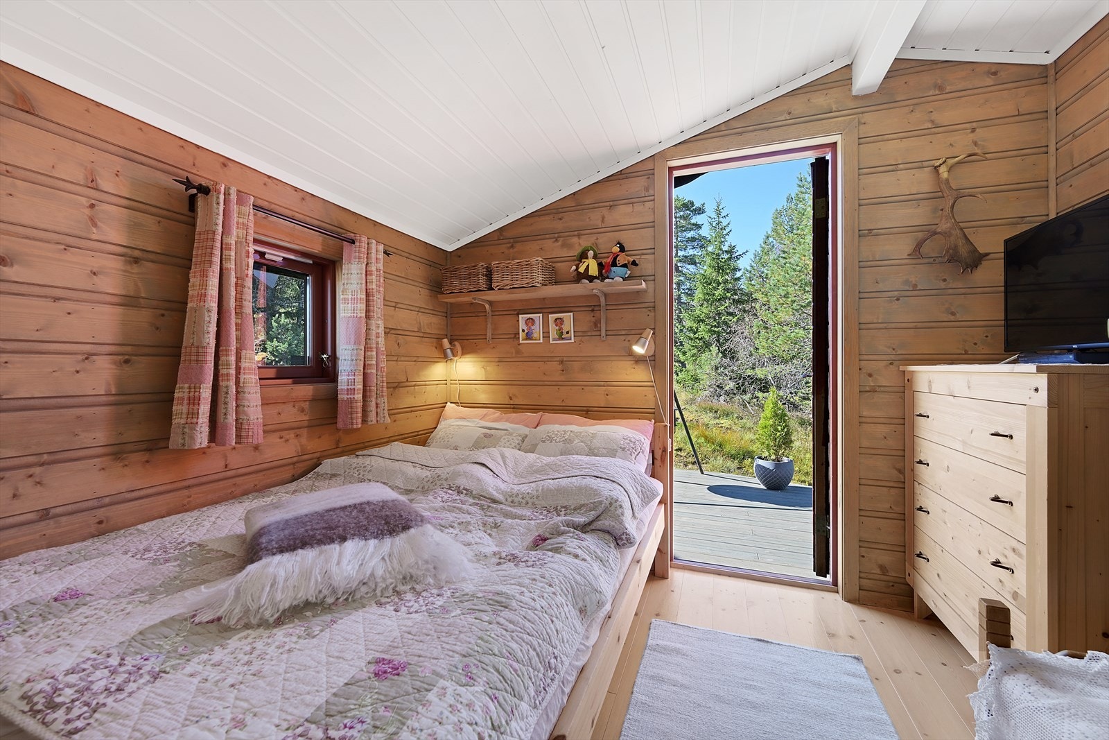 Ekstra soverom med inngang fra terrassen, tidligere en bod som har blitt omgjort til soverom. Galleribilde