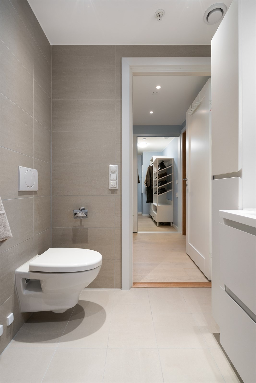 Bad med vegghengt wc og downlights i himling Galleribilde