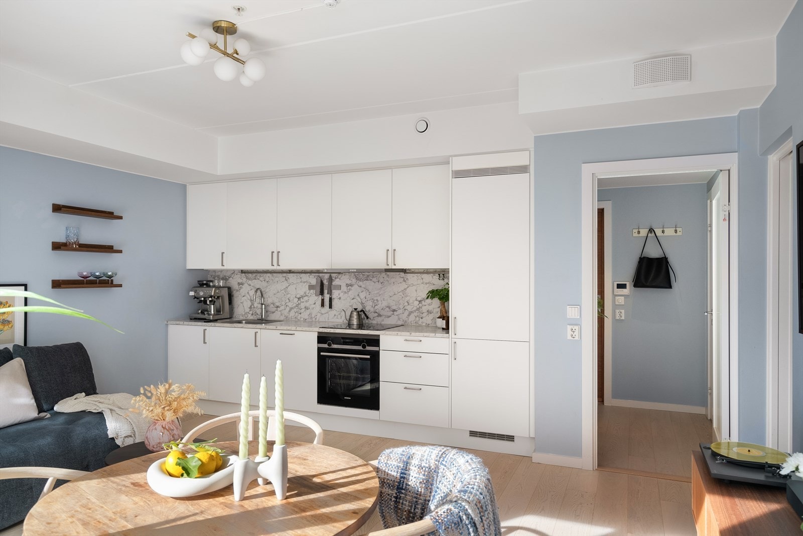 Lekker kjøkkeninnredning fra 2019 med integrerte hvitevarer Galleribilde