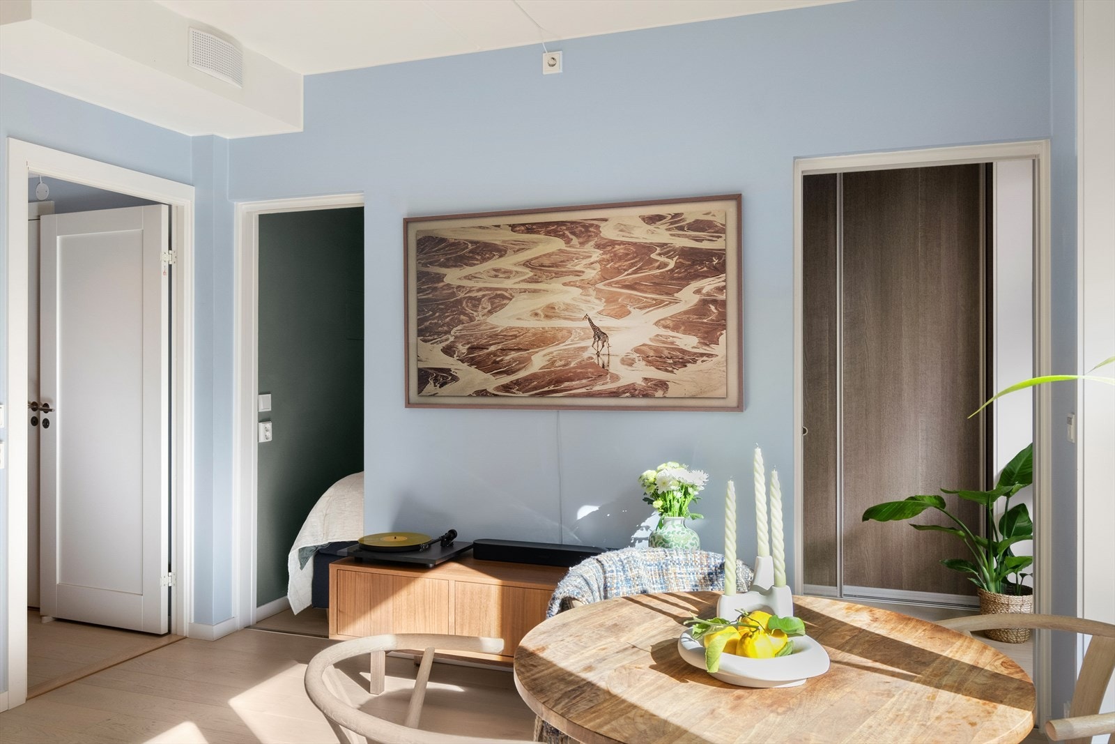 Fra stuen er det inngang til hovedsoverom med praktisk inngang fra begge sider Galleribilde