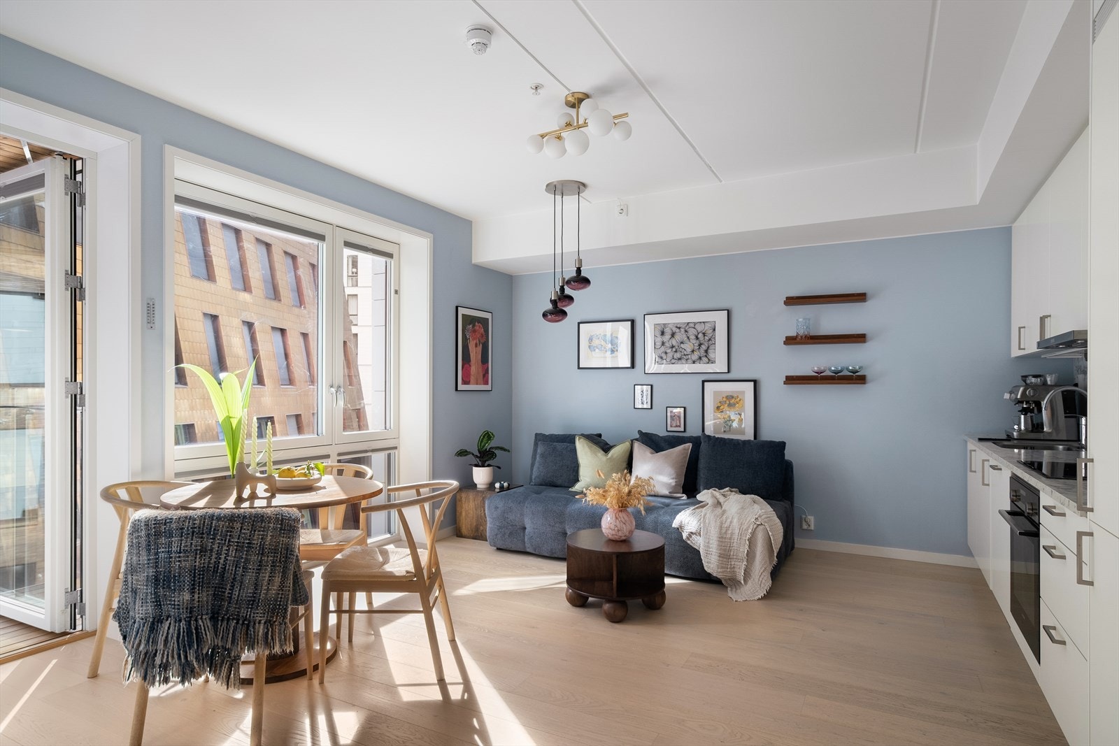 Stue med plass til sofa og spisebord - Utgang til balkong Galleribilde