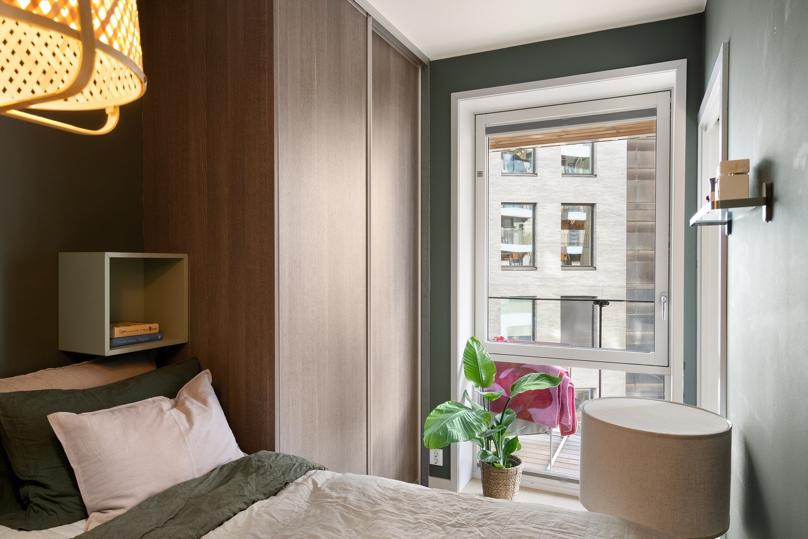 Soverom med plassbygget garderobeskap fra gulv til tak Galleribilde