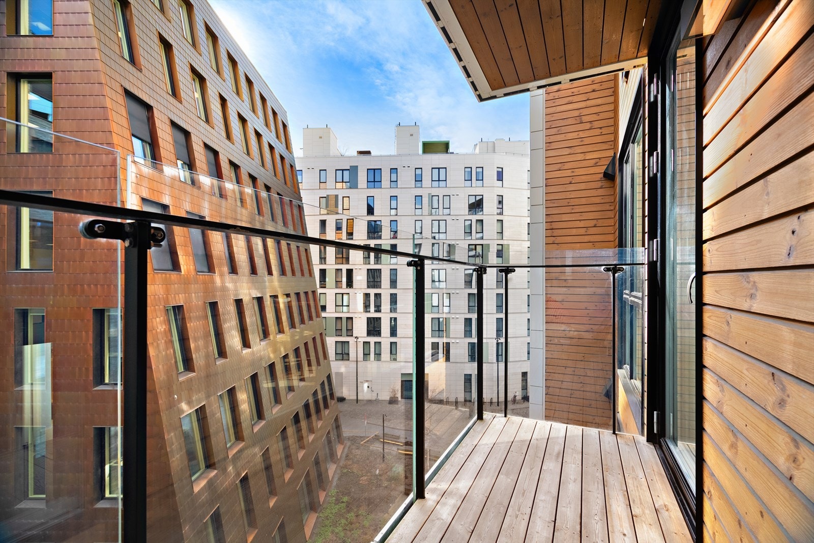 Balkong med plass til sittegruppe - Vendt mot rolige omgivelser med gode solforhold Galleribilde