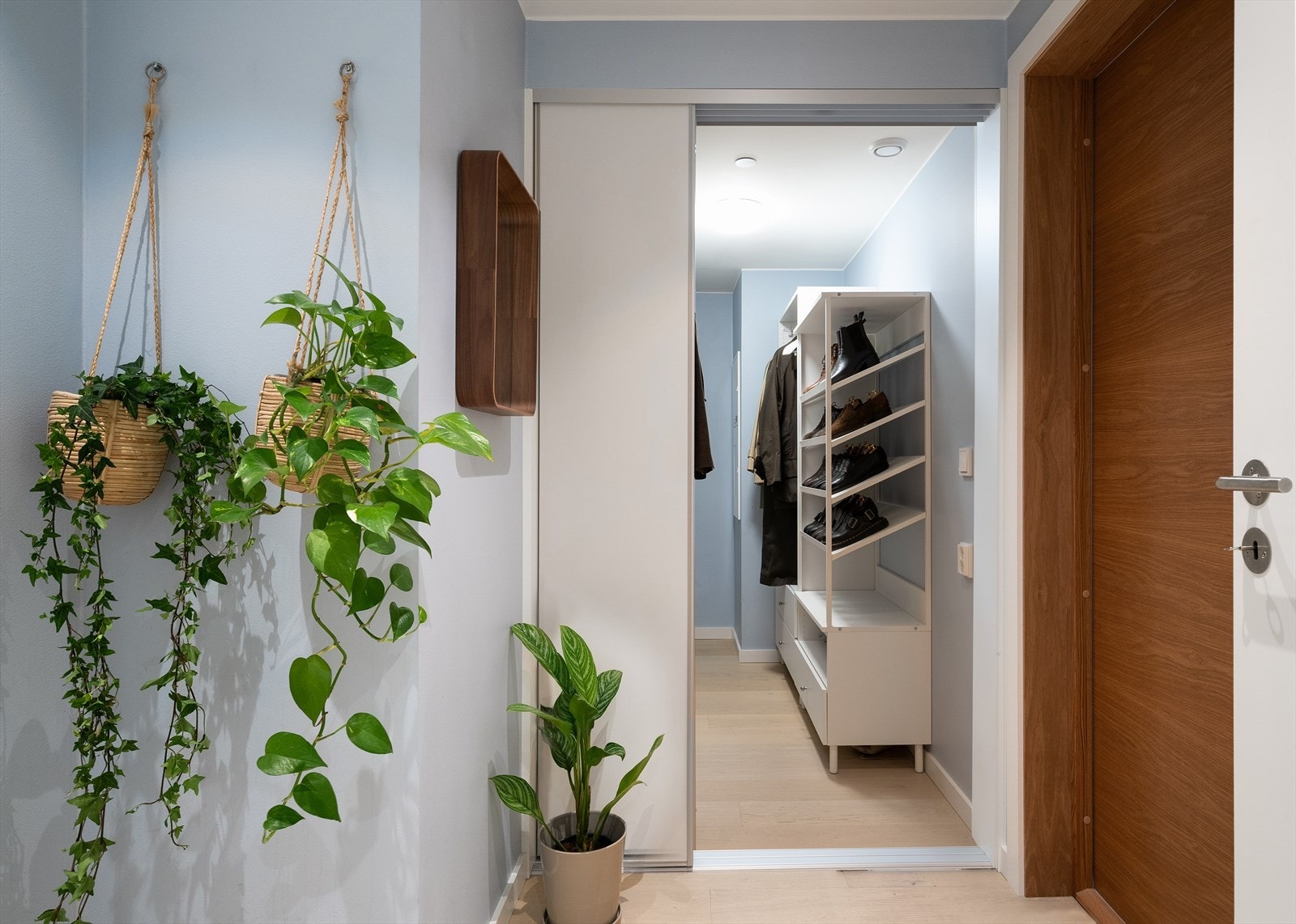 Praktisk omkledningsrom med gode oppbevaringsmuligheter Galleribilde