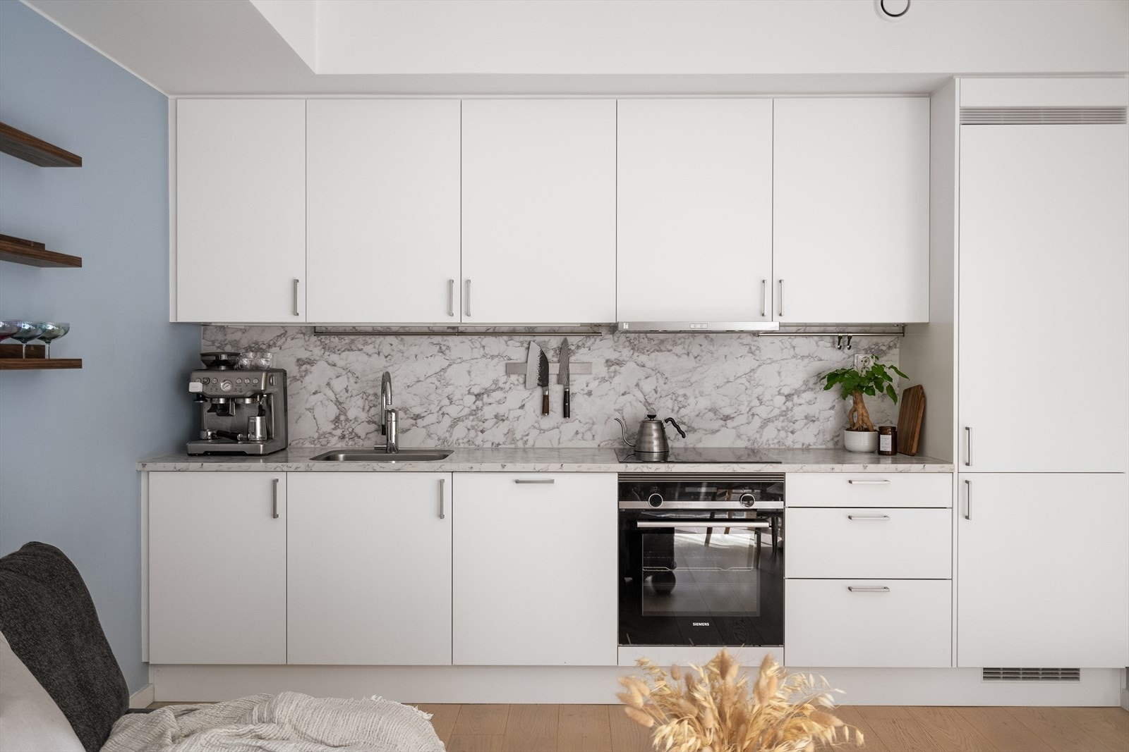 Her får du godt med både skap- og benkeplass Galleribilde