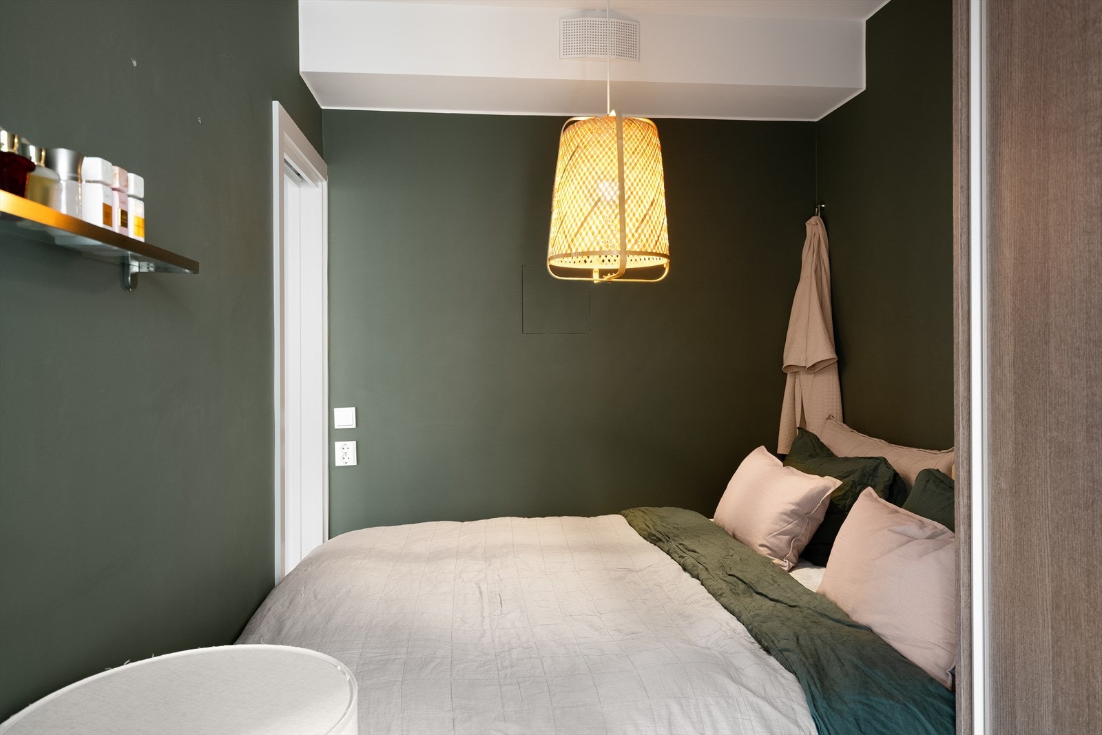 Soverommet er malt i en behagelig grønnfarge Galleribilde