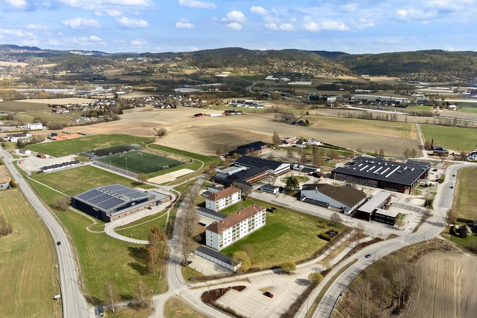 Leiligheten har en god intern beliggenhet i 2. etasje med flott utsikt retning Drammensfjorden fra stueside og oppover Lierdalen fra soverommene. Galleribilde