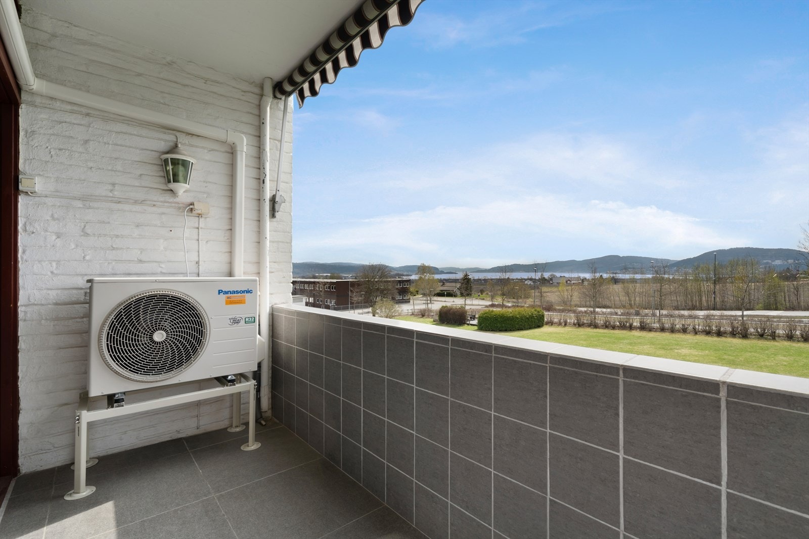 Flott utsikt retning Drammensfjorden. Sydvendt med gode solforhold. Galleribilde