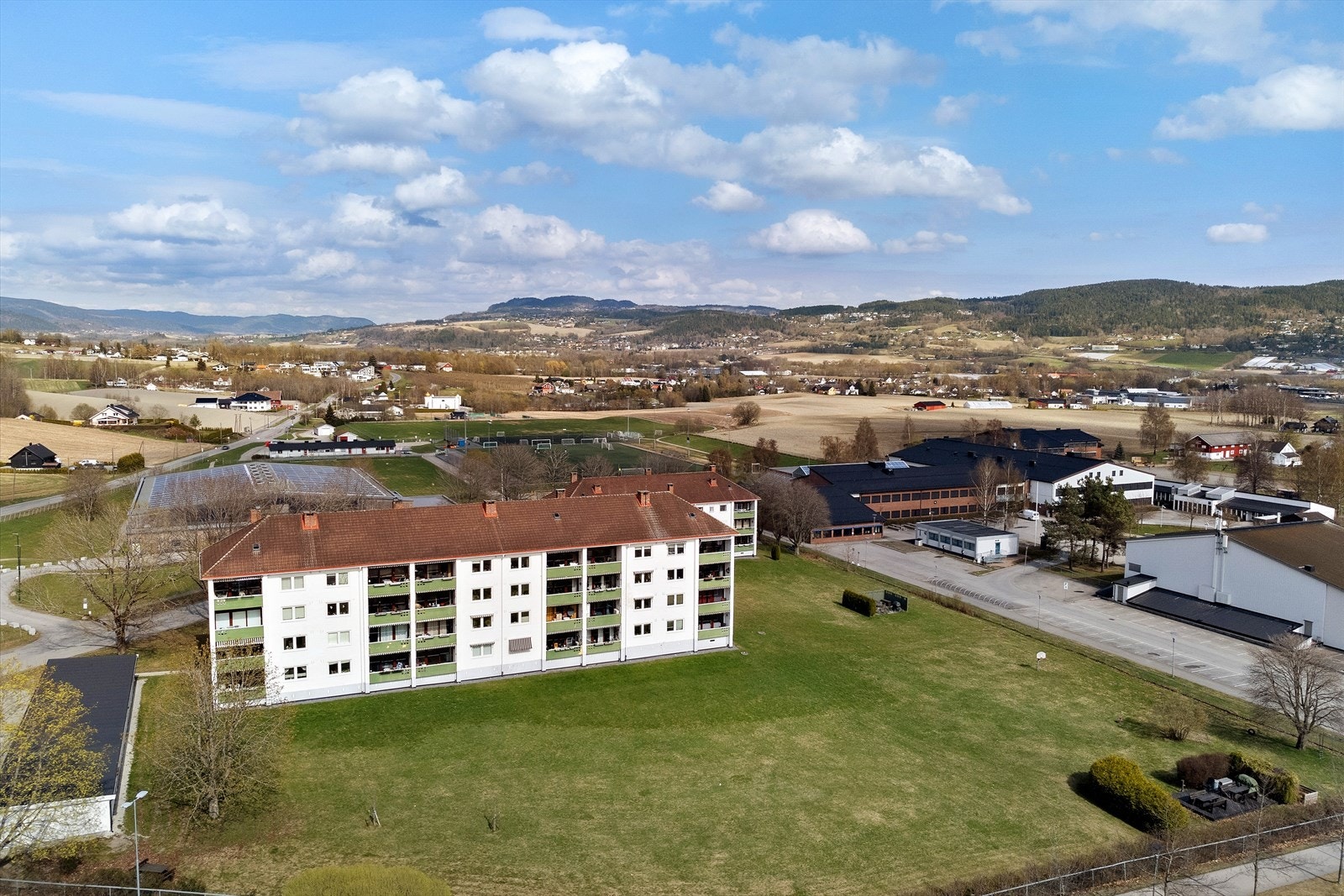 Umiddelbar nærhet til skoler, større idrettsanlegg og kommunalt bad som grenser til eiendommen. Galleribilde