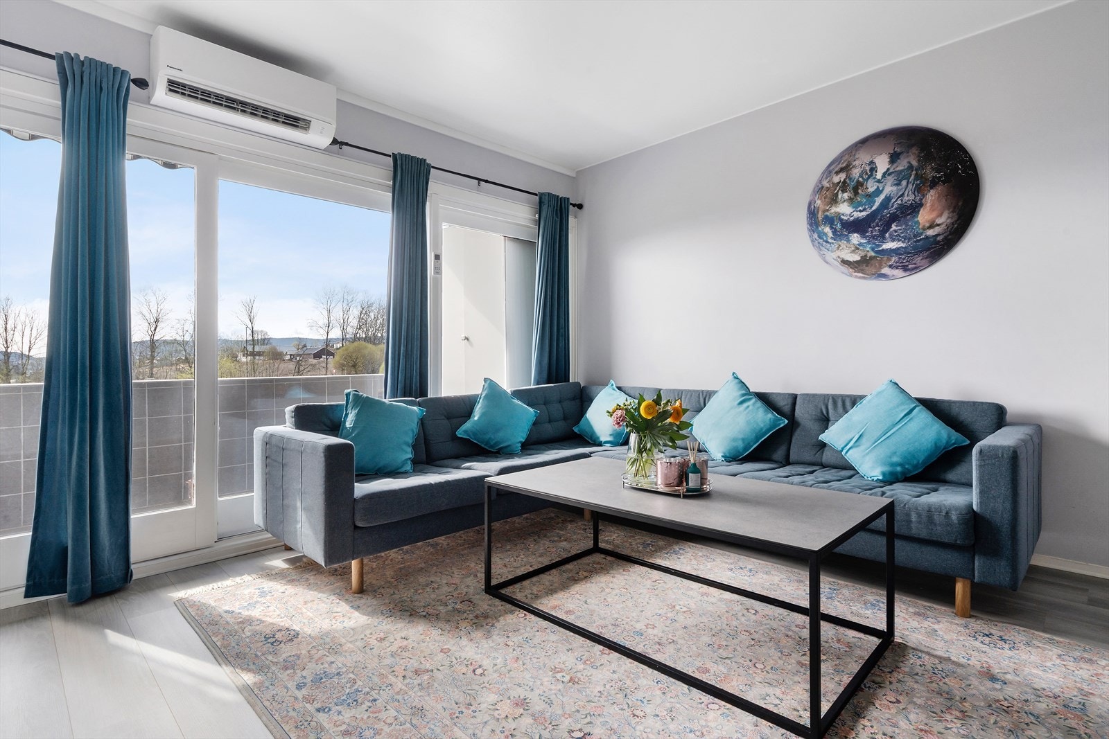 Fra stuen er det direkte utgang til en overbygget balkong med fin utsikt utover borettslagets felles areal og mot fjorden. Galleribilde