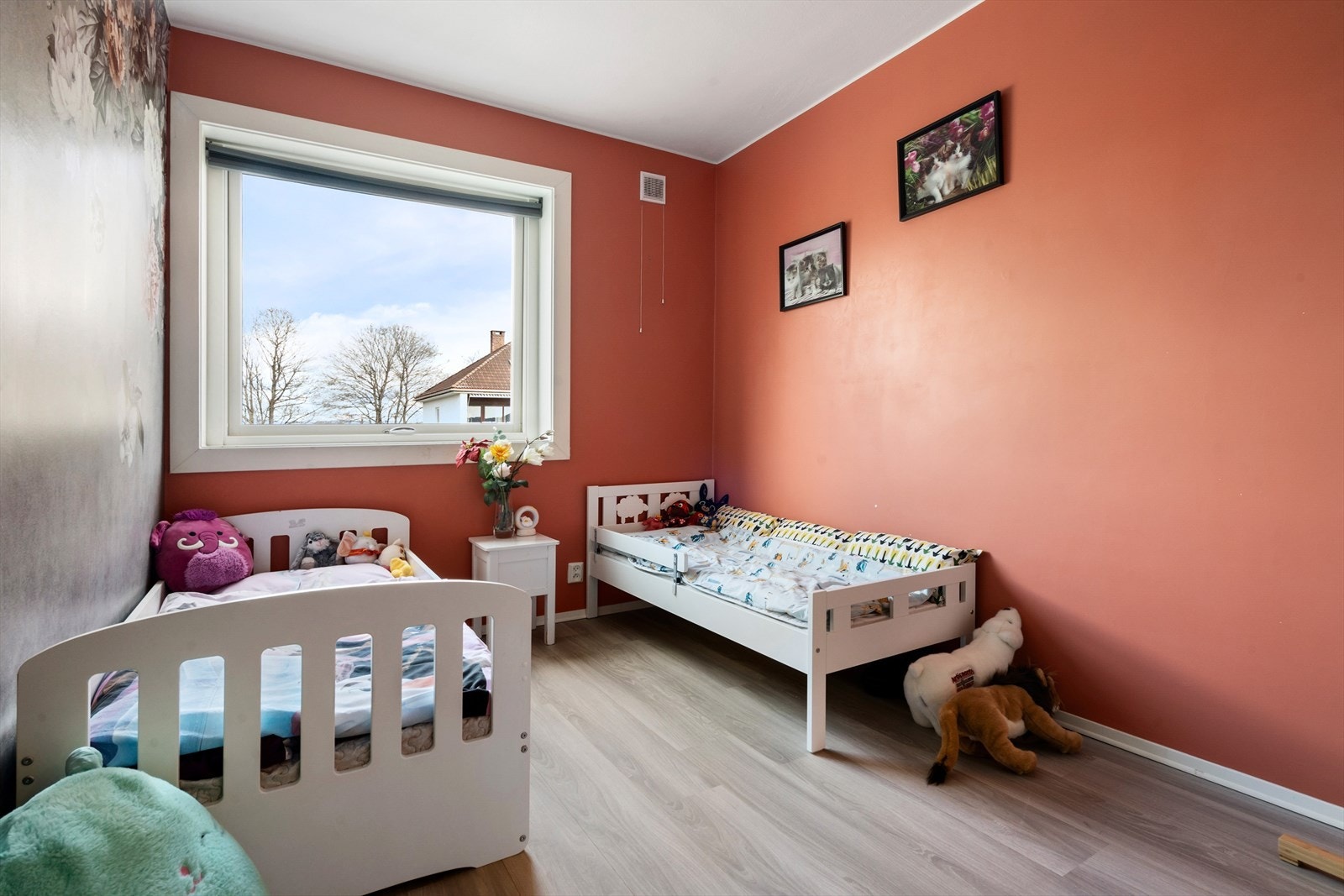Soverom 2 er malt i en fresh farge og har plass til seng, skrivepult og garderobeløsning. Galleribilde