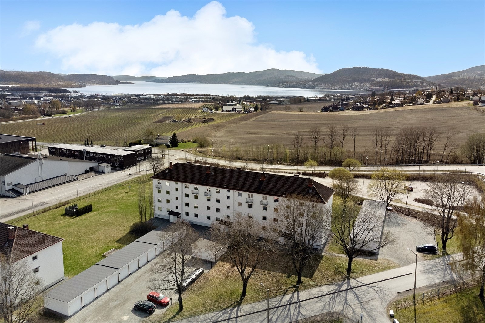 Tiltalende 3-roms leilighet | 2. etasje | Fantastisk flott utsikt | Sentralt | Barnevennlig | Garasje | Varmepumpe Galleribilde
