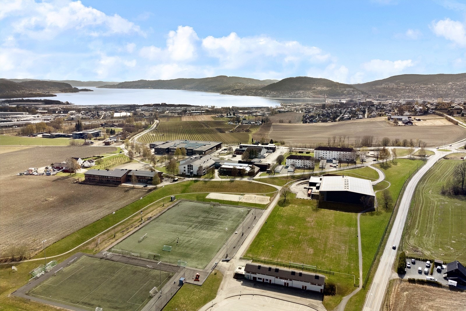Fra boligen er det kort gangavstand til Høvik skole (1.-10. klasse), samt St. Hallvard videregående skole. Galleribilde