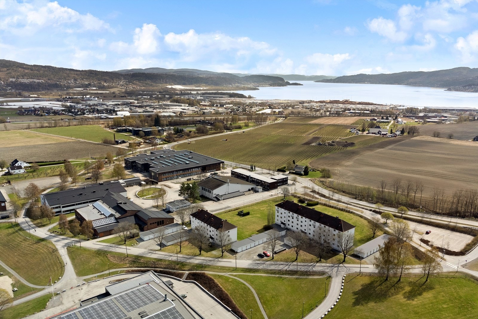 Bra bussforbindelse til Lierbyen, Drammen, Asker og Oslo med holdeplass langs Nøsteveien. Galleribilde