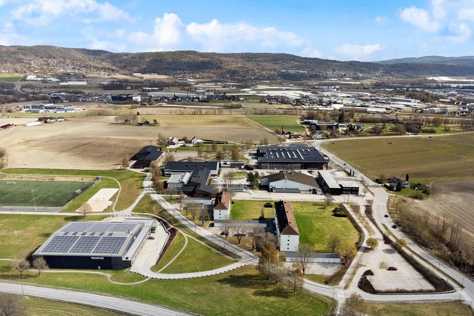 Attraktivt og barnevennlig område med kort vei til naturen, og med et tilbud til barnefamilier som få kan matche. Galleribilde