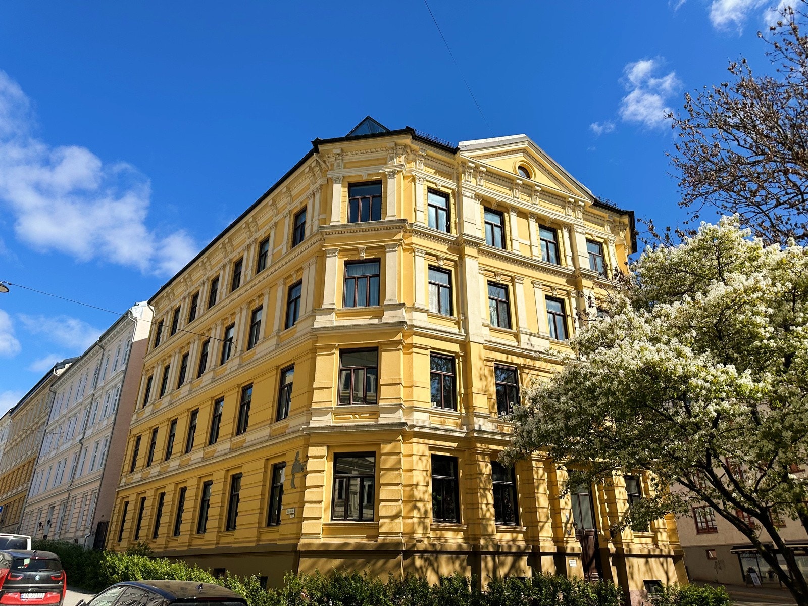 Leiligheten har en supersentral og god beliggenhet, samtidig stille og rolig plassert i en enveiskjørt gate. Soverommet er også vendt mot bakgårdsrommet. Galleribilde