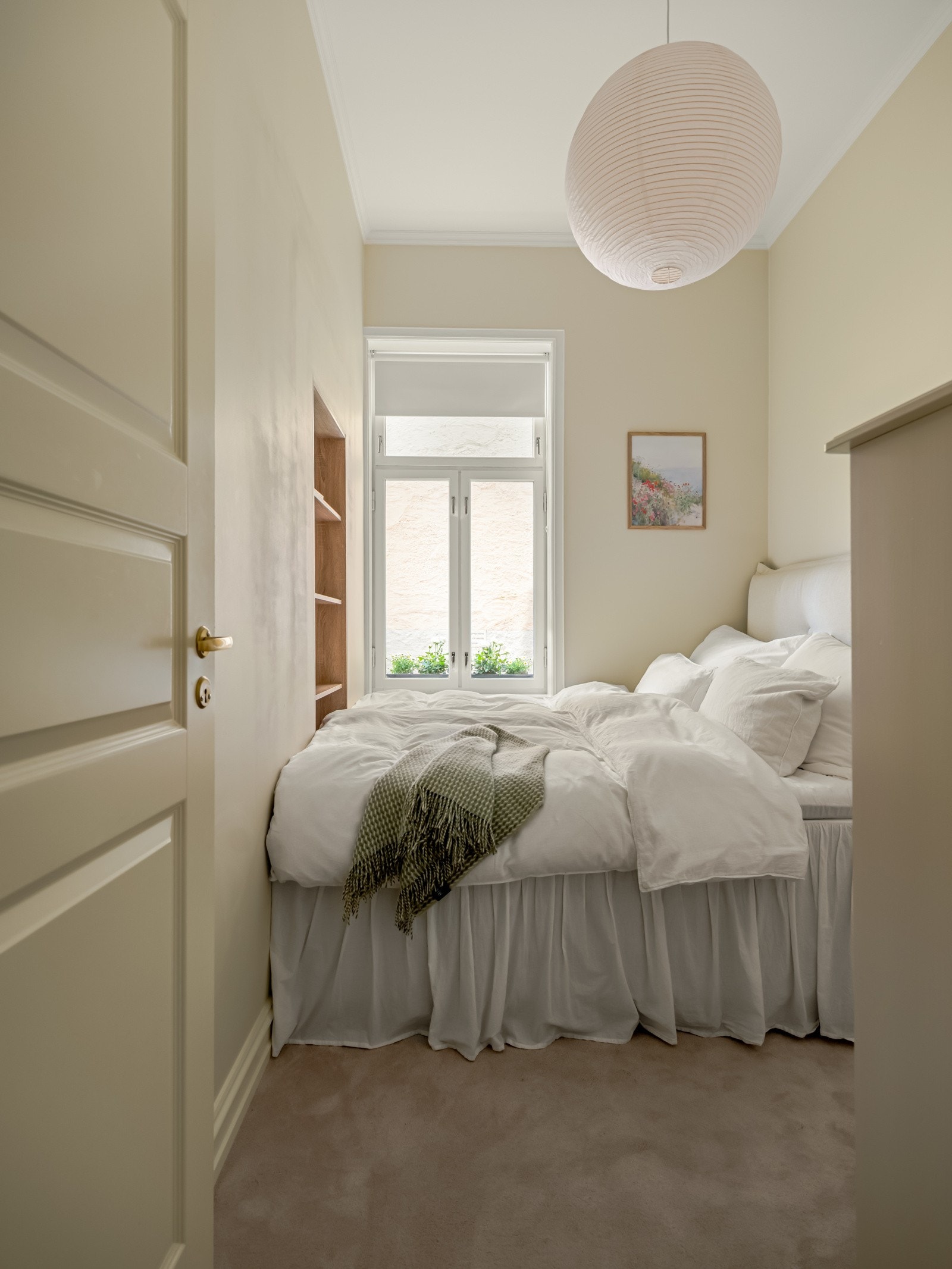 Soverommet er av fin størrelse og vender mot det rolige bakgårdsrommet. Galleribilde