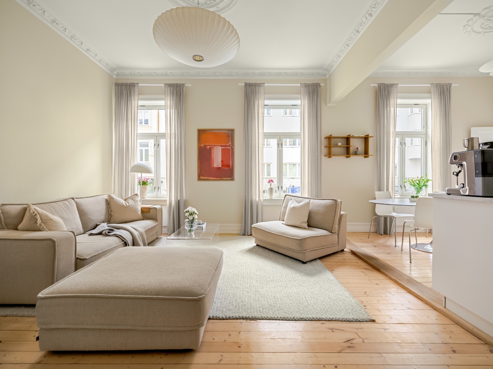 Vi fortsetter i den store og åpne stuen, som også blir ditt foretrukket oppholdsrom. Galleribilde